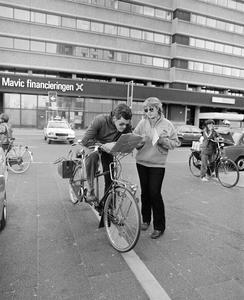882454 Afbeelding van twee fietsers met een tandem, op de controlepost tijdens de Landelijke Fietsdag bij het Holiday ...